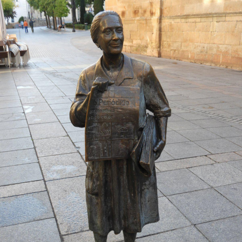 Estatua de la mujer del periódico Leoncia en Cáceres. Icono de la ciudad y mejor estatua de la Extremadura