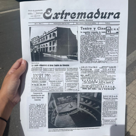 Foto del Periódico Extremadura antiguo que repartía Leoncia, la mujer del periódico en Cáceres.