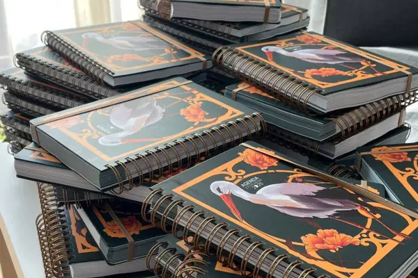 Conjunto de agendas 2026 de Mijina apiladas unas sobre otras, mostrando los lomos de colores y el volumen de la colección.