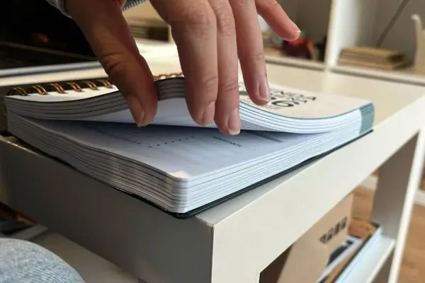 Primer plano del grosor de las páginas de la agenda 2026 de Mijina de Extremadura, mostrando la calidad y consistencia del papel interior.